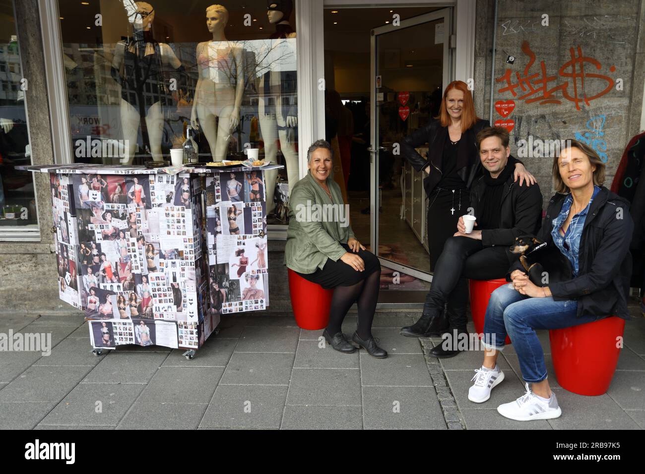 Gruppo di persone sedute fuori dal negozio a Francoforte sul meno, Germania Foto Stock