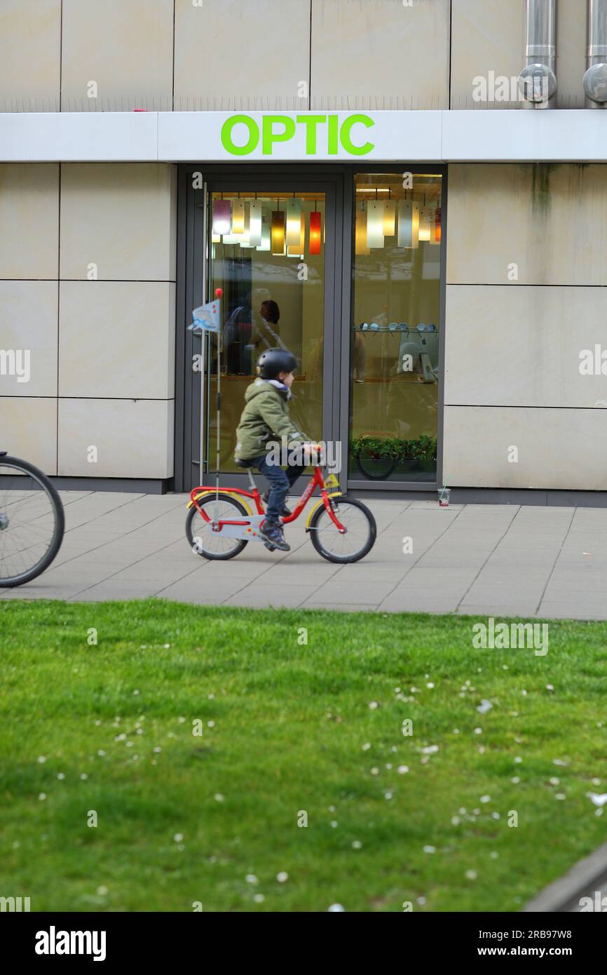 Bambino in bicicletta a Francoforte sul meno, Germania Foto Stock