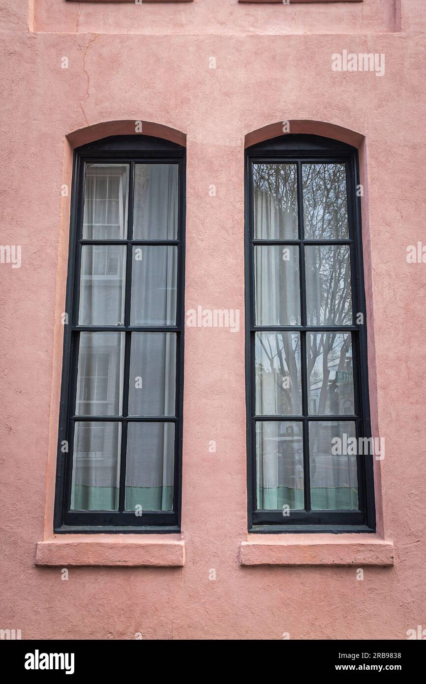 Primo piano delle finestre colorate di una casa coloniale a Charleston, South Carolina Foto Stock