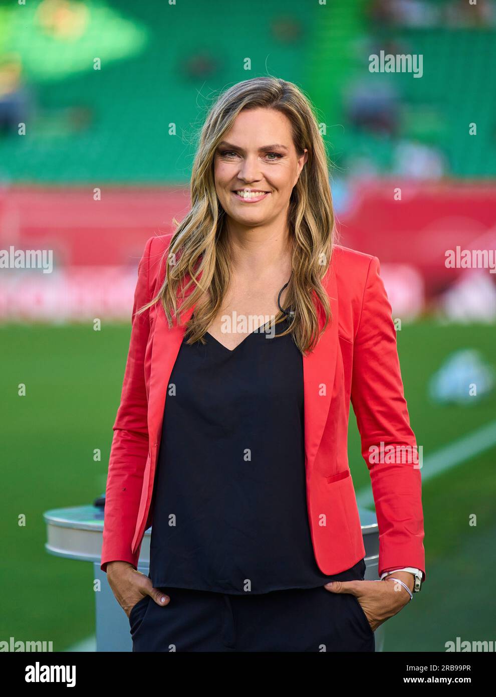 Julia Scharf, Moderatorin, Sportmoderatorin, Das Erste, ARD, Nell'amichevole DFB Women Match GERMANIA - SAMBIA 2-3 preparazione per WM World Championships 2023 in Australia, nuova Zelanda, stagione 2023/2024, il 07 luglio 2023 a Fürth, Germania. © Peter Schatz / Alamy Live News Foto Stock