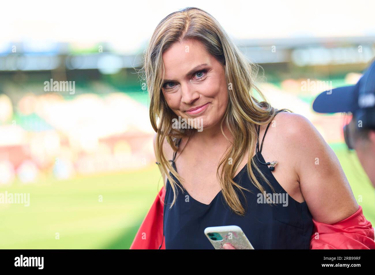 Julia Scharf, Moderatorin, Sportmoderatorin, Das Erste, ARD, Nell'amichevole DFB Women Match GERMANIA - SAMBIA 2-3 preparazione per WM World Championships 2023 in Australia, nuova Zelanda, stagione 2023/2024, il 07 luglio 2023 a Fürth, Germania. © Peter Schatz / Alamy Live News Foto Stock