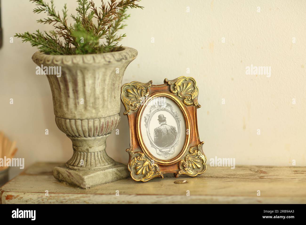 Foto vintage in bianco e nero con cornice in piedi sul tavolo Foto Stock