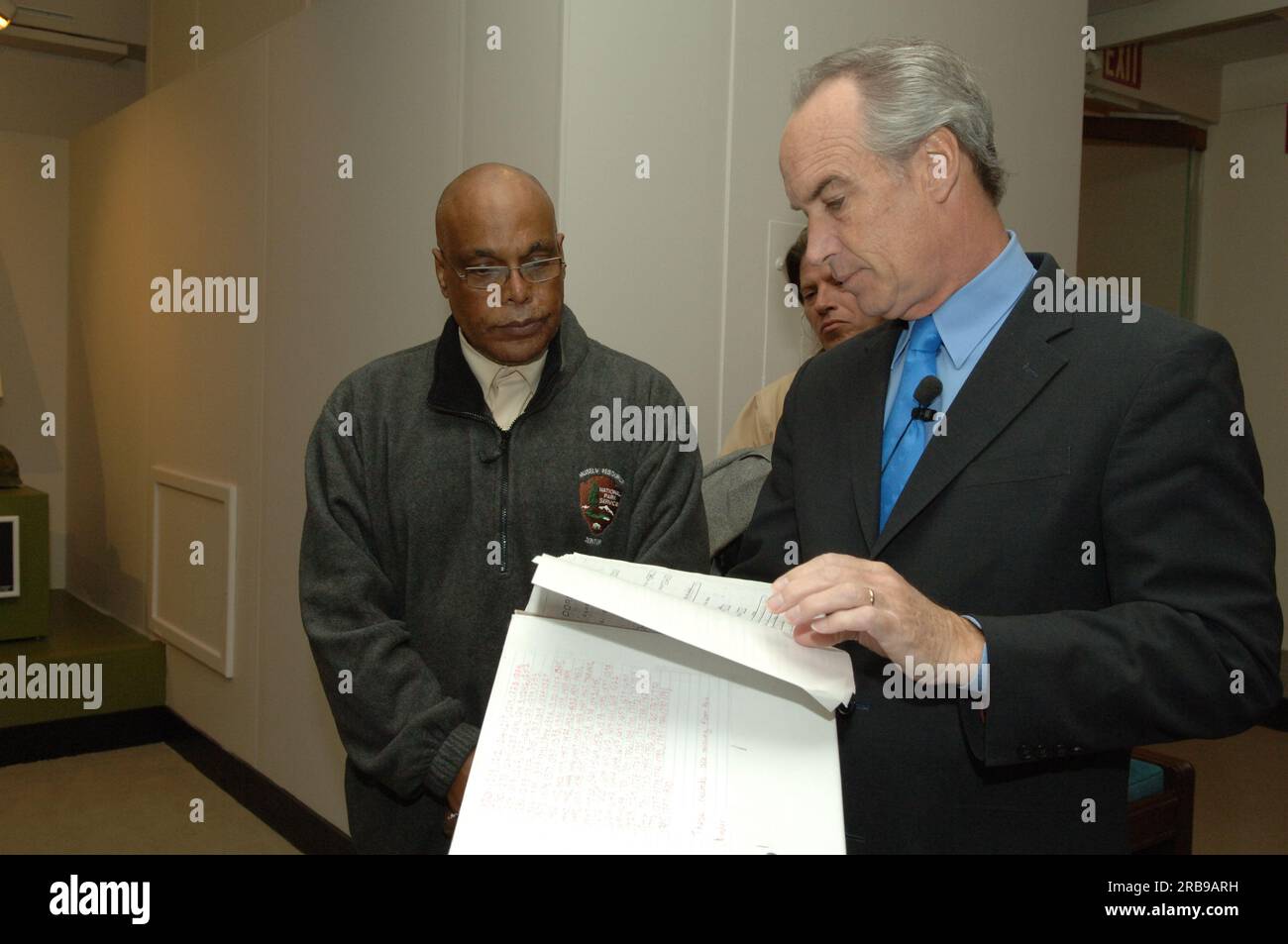 Il Segretario Dirk Kempthorne presenta in anteprima la nuova mostra del Museo degli interni, 'The Vietnam Veterans Memorial: America Responds', che commemora il 25° anniversario della dedica del Memorial attraverso fotografie, disegni e modelli che illustrano la creazione del Memoriale, nonché oggetti personali lasciati al muro dal grande pubblico Foto Stock