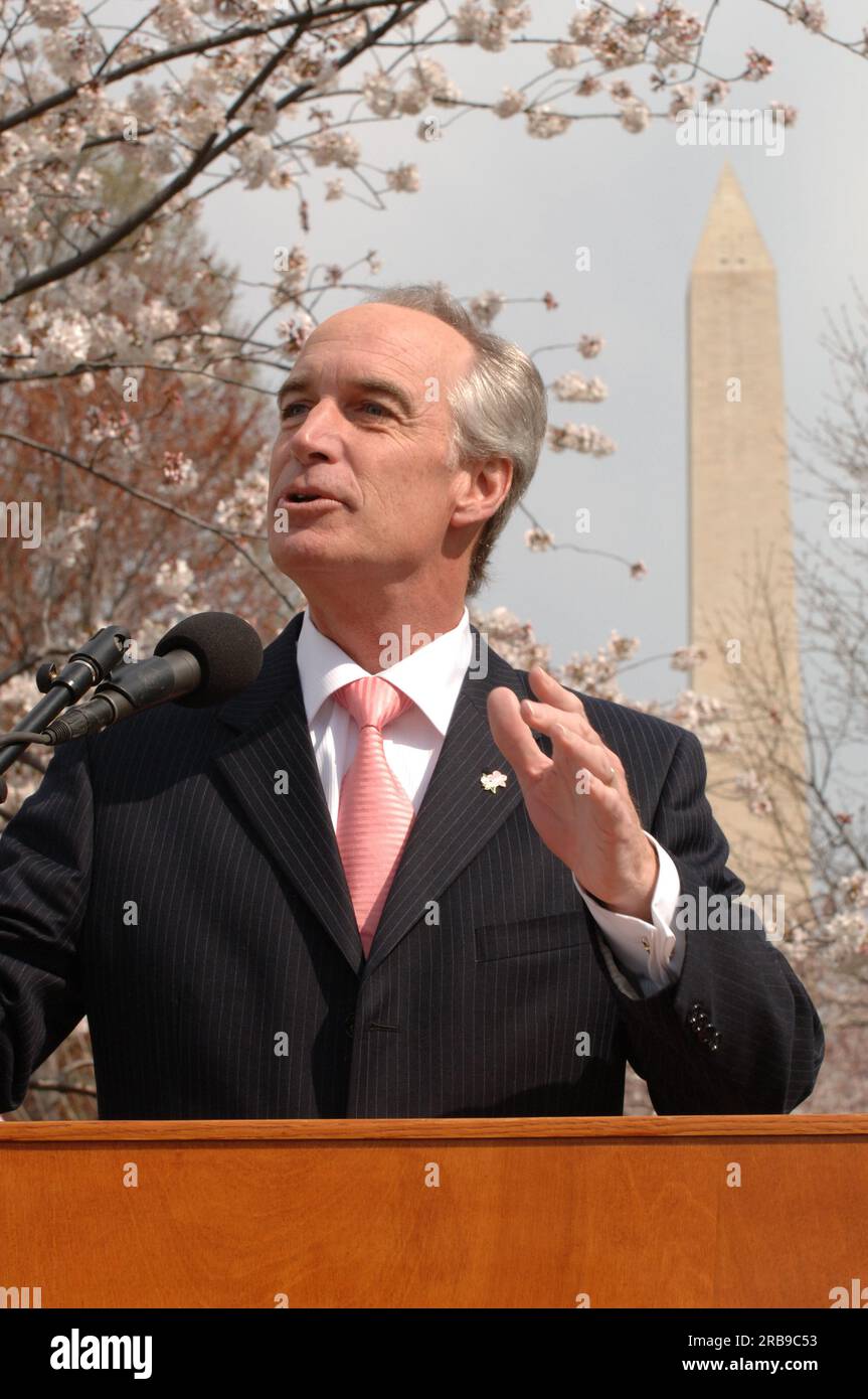 Visita del segretario Dirk Kempthorne a Washington, D.C.'s Tidal Basin e nell'area circostante, dove si è Unito al direttore del National Park Service Mary Bomar, al National Mall and Memorial Parks Superintendent Peggy o'Dell e al National Cherry Blossom Festival, Inc La presidente Diana Mayhew ha annunciato una conferenza stampa sui nuovi e migliori servizi per i visitatori del National Mall in tempo per il Cherry Bloossom Festival 2008. Il segretario ha anche parlato con il personale del National Park Service, Stati Uniti Il personale della polizia del parco e i visitatori intorno al Tidal Basin e al National Mall. Foto Stock