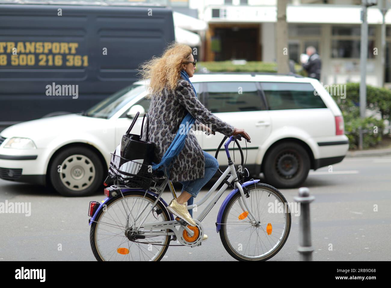 Donna che viaggia in bicicletta per lavorare a Francoforte sul meno, Germania Foto Stock