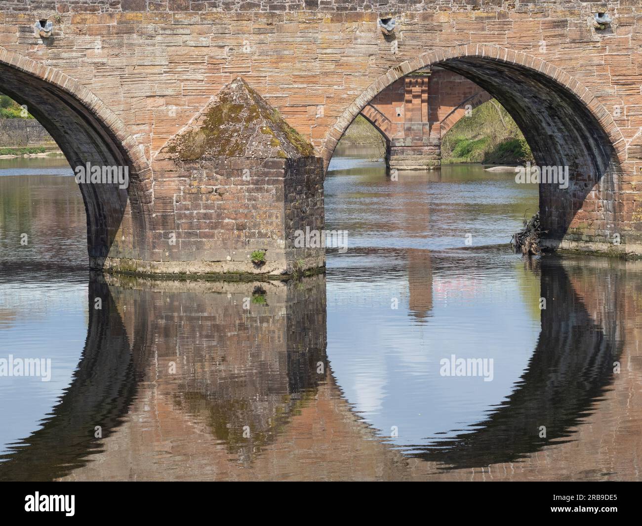 Dettaglio del Devorgilla Bridge che attraversa il fiume Nith, a Dumfries, in Scozia. Foto Stock