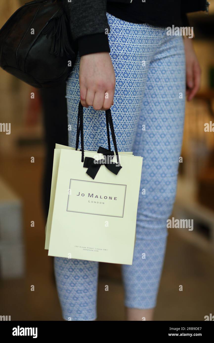 Dettaglio ravvicinato delle donne che fanno shopping con la shopping bag a Francoforte sul meno, Germania Foto Stock