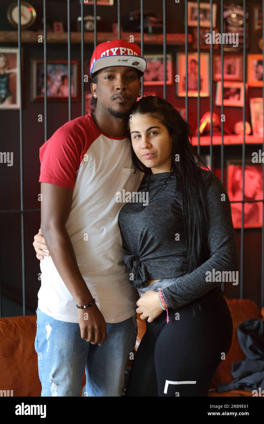 Coppie multirazziali che si abbracciano a vicenda Francoforte sul meno, Germania Foto Stock