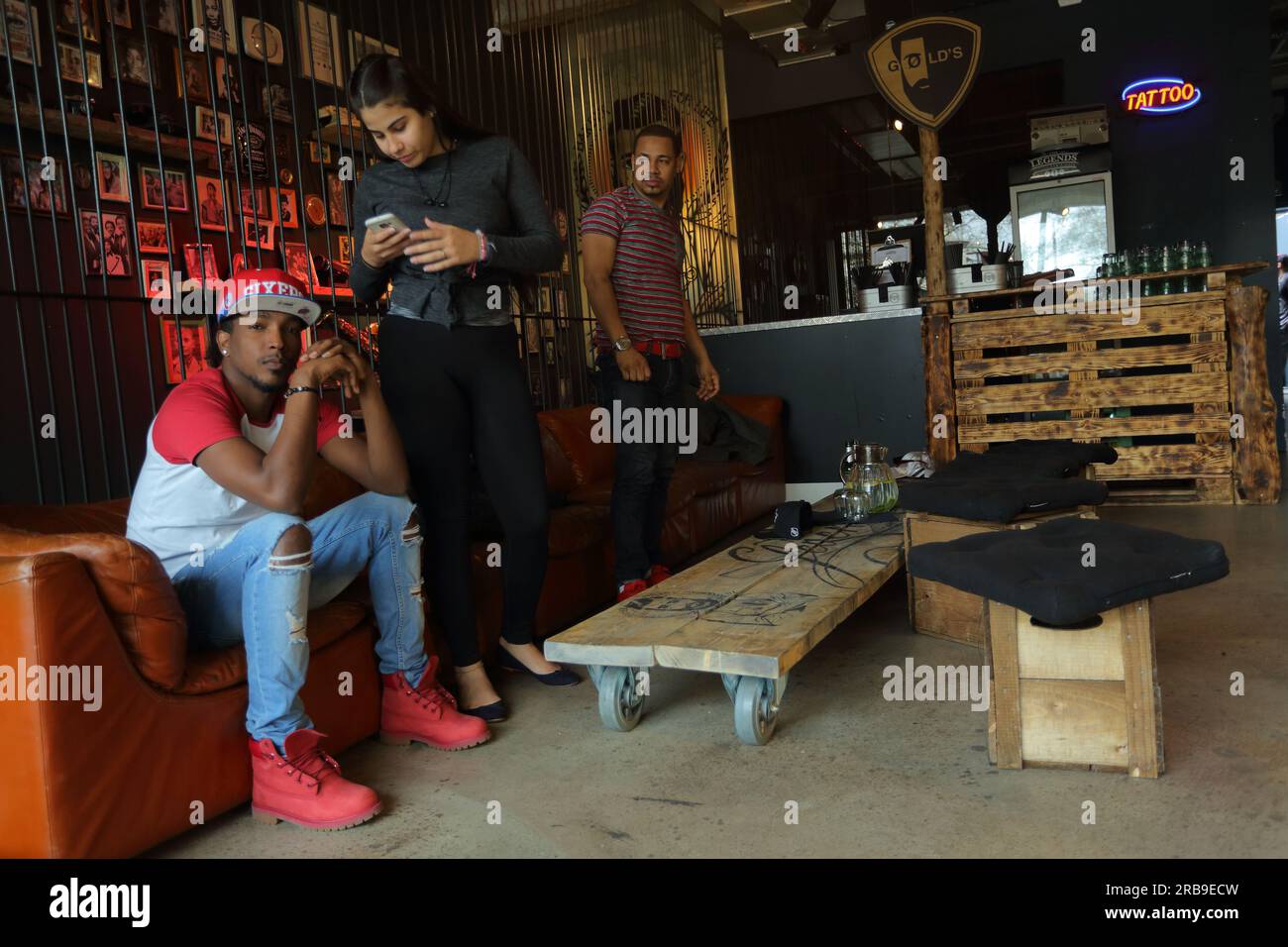 Gli amici si aggirano intorno al barbiere di Francoforte sul meno, in Germania Foto Stock