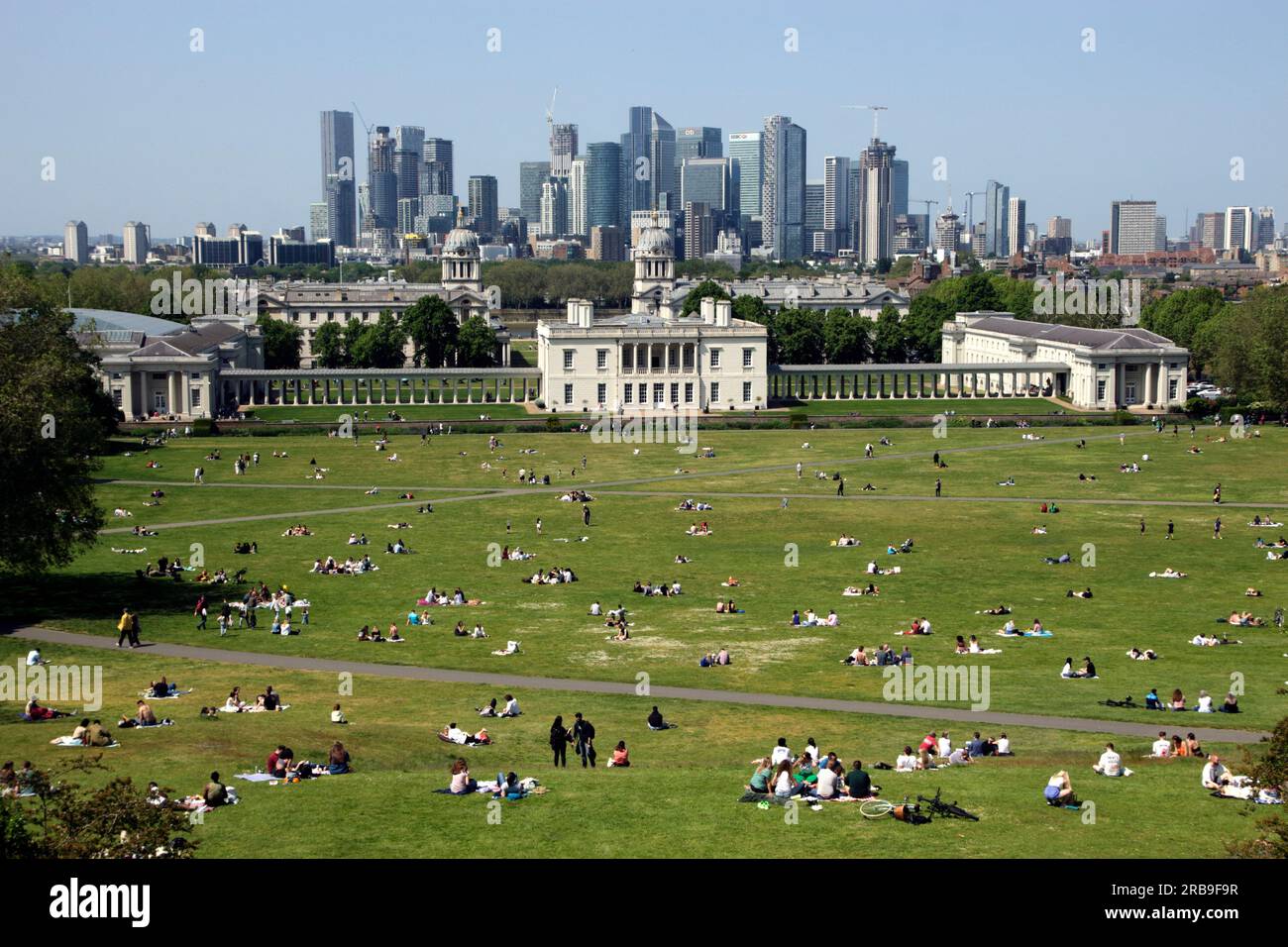 National Maritime Museum e Docklands skyline Greenwich Londra estate 2023 Foto Stock