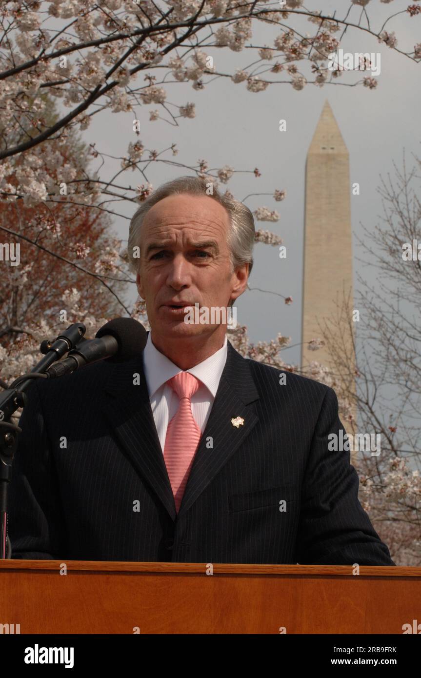 Visita del segretario Dirk Kempthorne a Washington, D.C.'s Tidal Basin e nell'area circostante, dove si è Unito al direttore del National Park Service Mary Bomar, al National Mall and Memorial Parks Superintendent Peggy o'Dell e al National Cherry Blossom Festival, Inc La presidente Diana Mayhew ha annunciato una conferenza stampa sui nuovi e migliori servizi per i visitatori del National Mall in tempo per il Cherry Bloossom Festival 2008. Il segretario ha anche parlato con il personale del National Park Service, Stati Uniti Il personale della polizia del parco e i visitatori intorno al Tidal Basin e al National Mall. Foto Stock