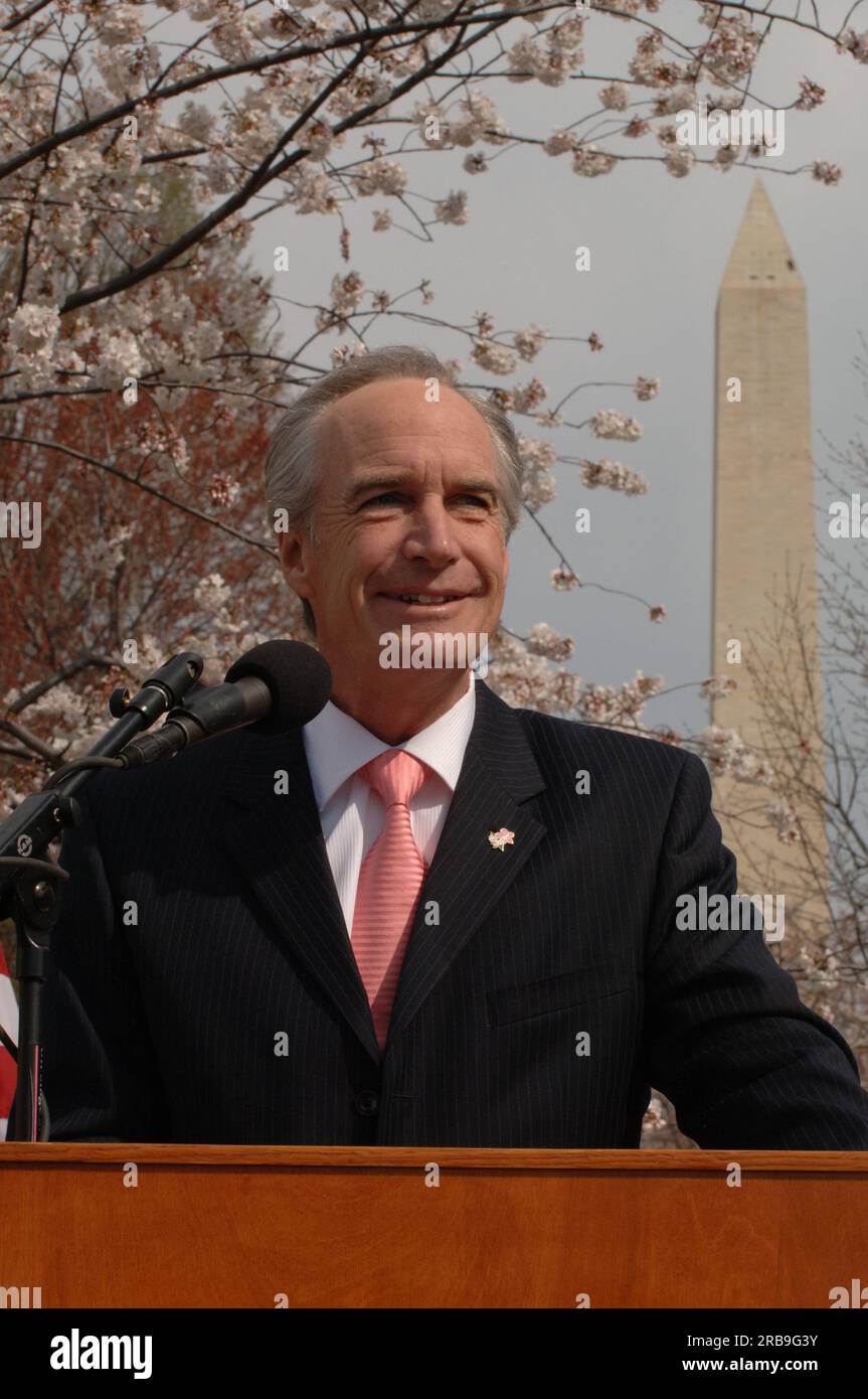 Visita del segretario Dirk Kempthorne a Washington, D.C.'s Tidal Basin e nell'area circostante, dove si è Unito al direttore del National Park Service Mary Bomar, al National Mall and Memorial Parks Superintendent Peggy o'Dell e al National Cherry Blossom Festival, Inc La presidente Diana Mayhew ha annunciato una conferenza stampa sui nuovi e migliori servizi per i visitatori del National Mall in tempo per il Cherry Bloossom Festival 2008. Il segretario ha anche parlato con il personale del National Park Service, Stati Uniti Il personale della polizia del parco e i visitatori intorno al Tidal Basin e al National Mall. Foto Stock