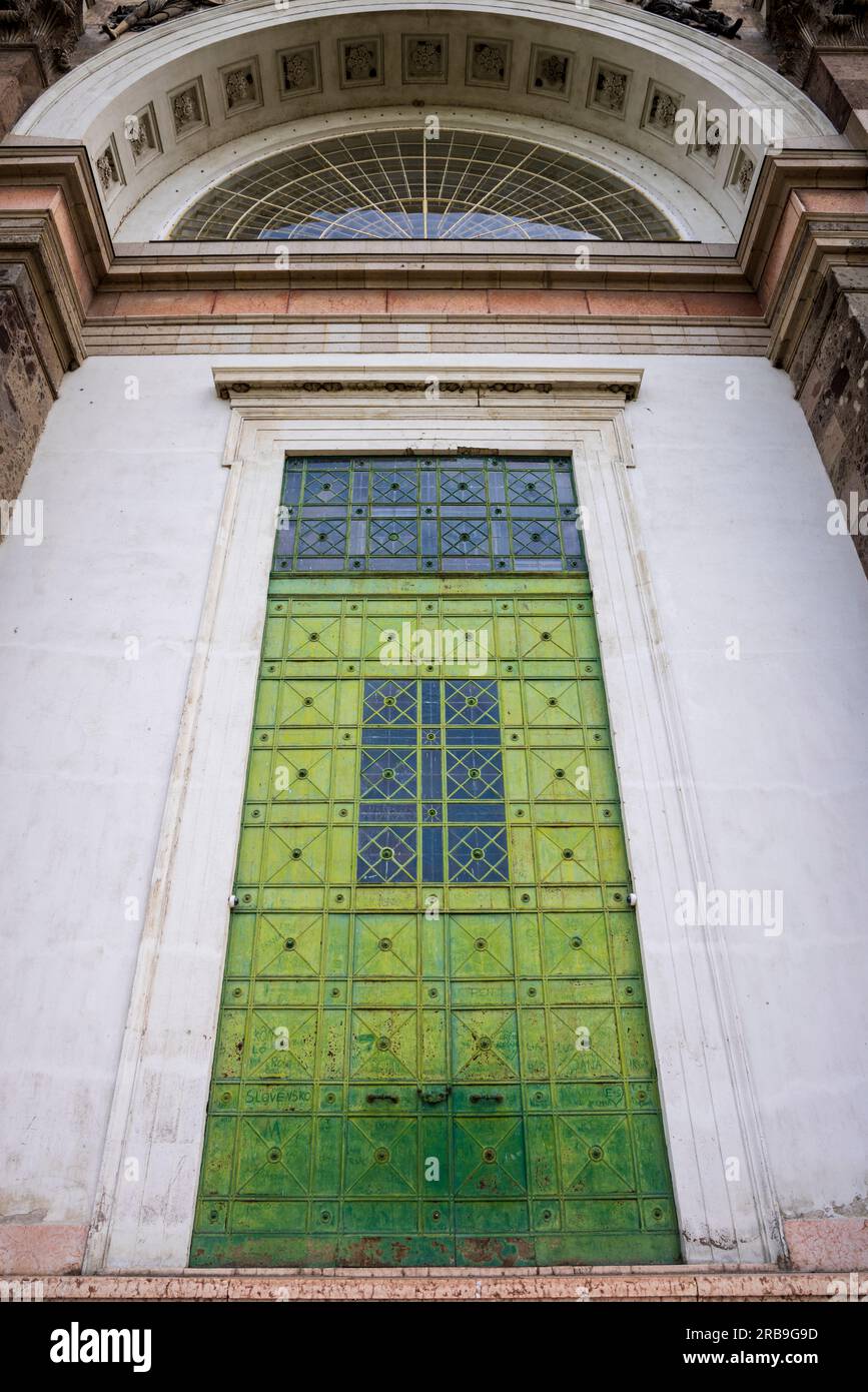 Una delle porte d'ingresso della Basilica di Esztergom, Ungheria Foto Stock