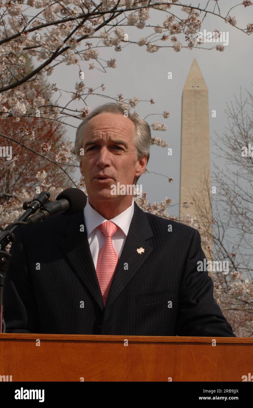 Visita del segretario Dirk Kempthorne a Washington, D.C.'s Tidal Basin e nell'area circostante, dove si è Unito al direttore del National Park Service Mary Bomar, al National Mall and Memorial Parks Superintendent Peggy o'Dell e al National Cherry Blossom Festival, Inc La presidente Diana Mayhew ha annunciato una conferenza stampa sui nuovi e migliori servizi per i visitatori del National Mall in tempo per il Cherry Bloossom Festival 2008. Il segretario ha anche parlato con il personale del National Park Service, Stati Uniti Il personale della polizia del parco e i visitatori intorno al Tidal Basin e al National Mall. Foto Stock