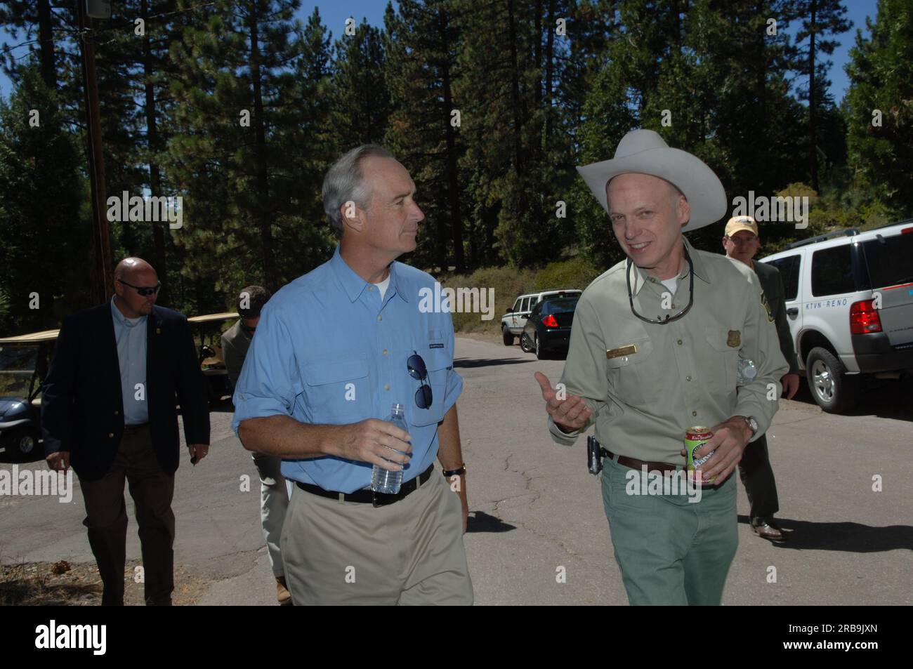 Il segretario Dirk Kempthorne durante il tour del servizio forestale durante la sua visita al Sand Harbor State Park del Nevada sulle rive del lago Tahoe per partecipare all'annuale Lake Tahoe Restoration Summit, dove si è Unito ai senatori del Nevada Harry Reid e John Ensign, alla senatrice della California Dianne Feinstein, e altri leader federali, statali, locali, tribali nel forum ambientale Foto Stock