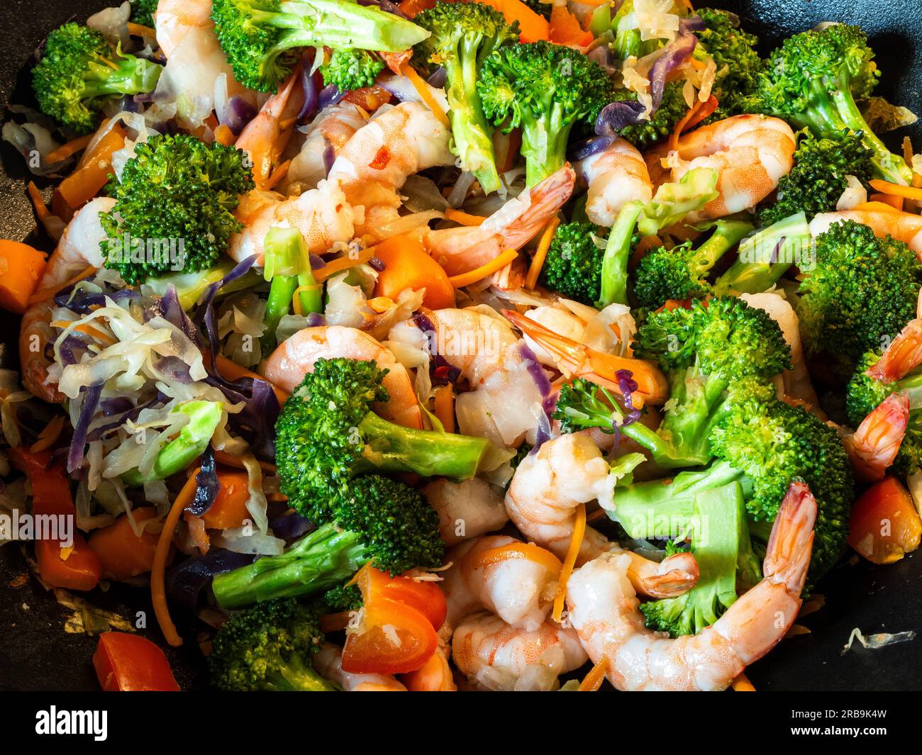 In un primo piano accattivante, un gustoso, colorato e salutare piatto di pesce fritto è al centro della scena. La deliziosa combinazione di succulente sh Foto Stock