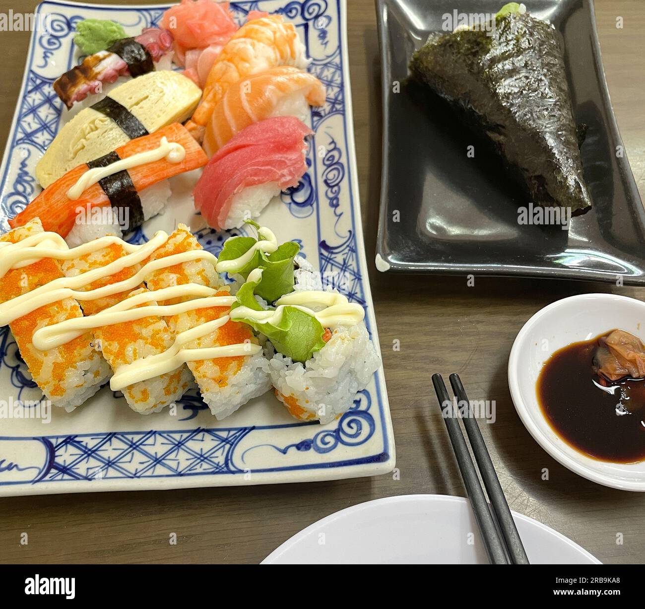 Món ăn Sushi Sashimi Nhật Bản. Cibo giapponese Foto Stock