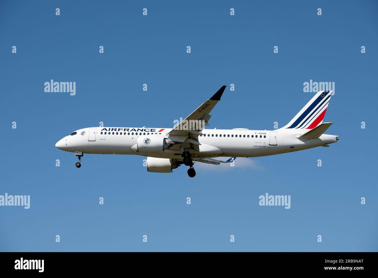 Air France Airbus A220-300 atterraggio all'aeroporto di Birmingham, Regno Unito (F-HZUG) Foto Stock