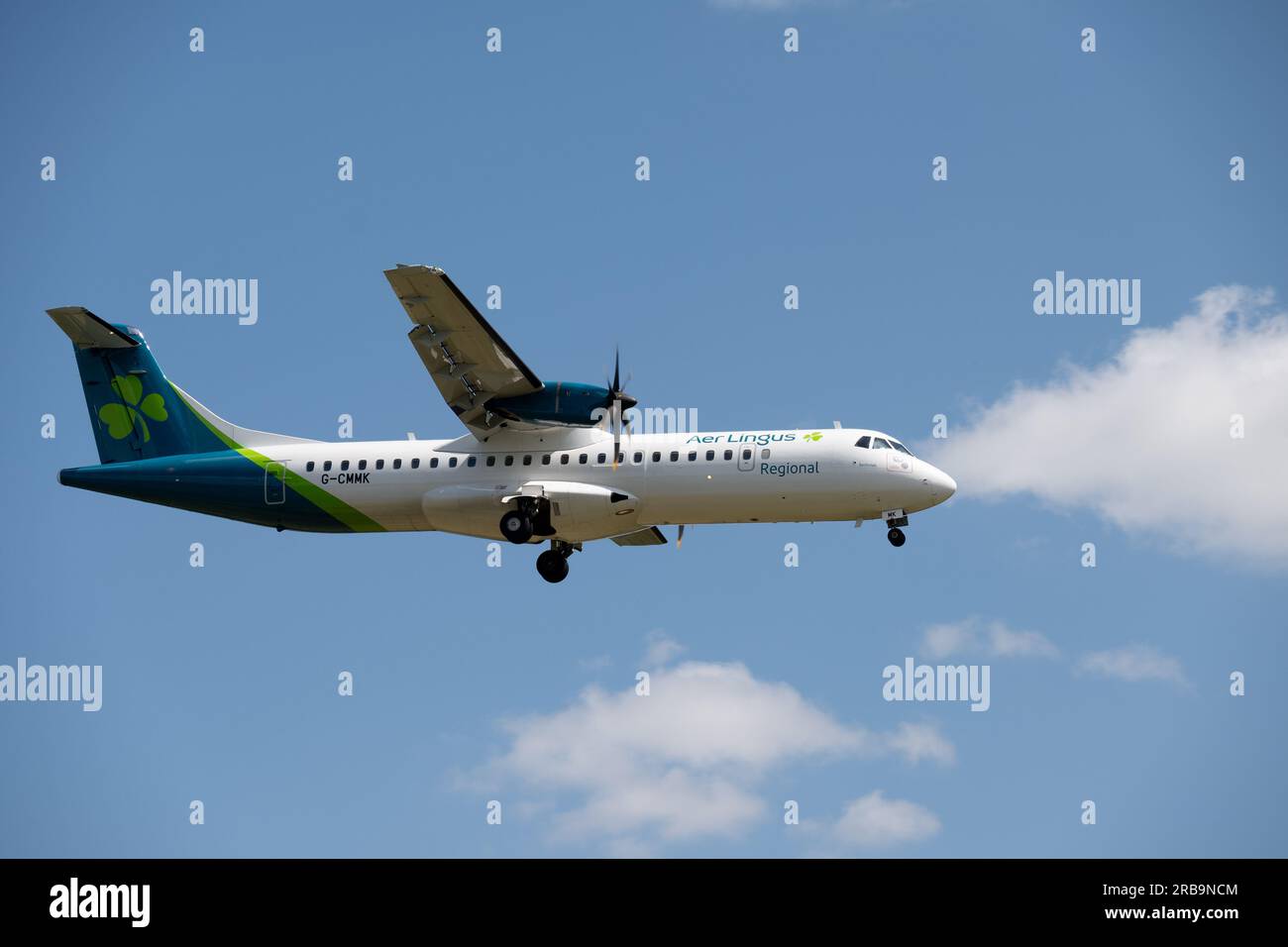 Aer Lingus Regional ATR 72-600 atterraggio all'aeroporto di Birmingham, Regno Unito (G-CMMK) Foto Stock