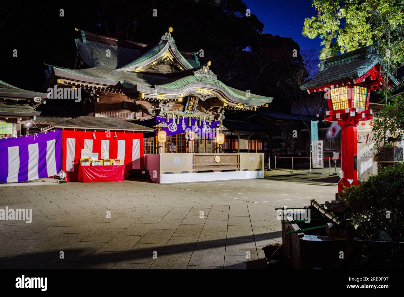 Durante il periodo Kamakura (1185-1333), il santuario fu visitato dai guerrieri samurai per pregare per le battaglie vittoriose. Tuttavia, durante il molto più peac Foto Stock