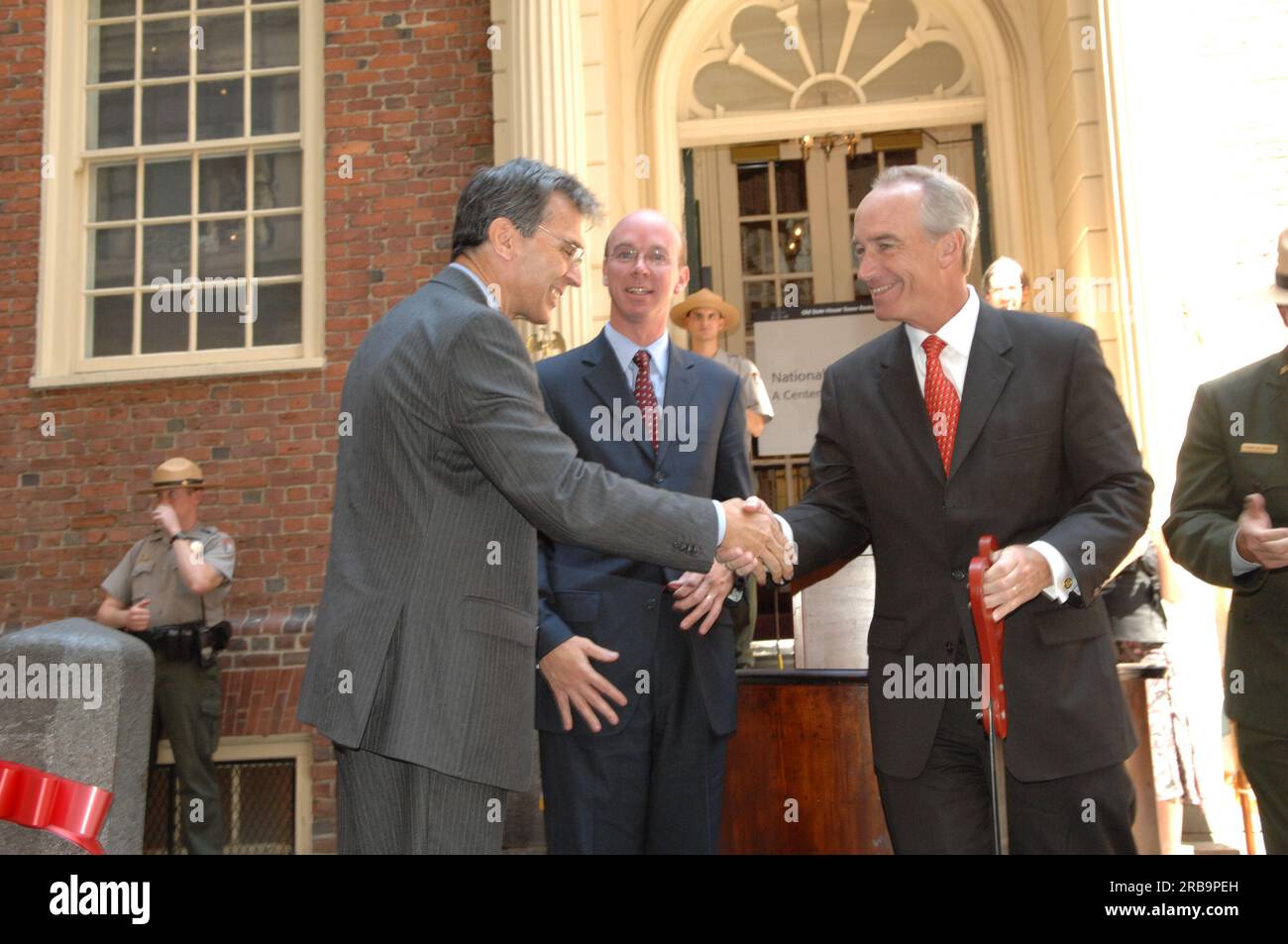 Visita del segretario Dirk Kempthorne alla Old State House di Boston, Massachusetts, dove è entrato a far parte del direttore del National Park Service Mary Bomar, del sovrintendente del Boston National Historical Park Terry Savage, del direttore esecutivo della Bostonian Society Brian LeMay, del capo dei servizi ambientali ed energetici di Boston James Hunt III, E altri funzionari all'evento che segna il completamento della fase iniziale del restauro della Old State House, compreso il restauro della famosa torre dell'edificio. Il lavoro di conservazione rappresenta il primo progetto di costruzione completato del Centennial Init del National Park Service Foto Stock