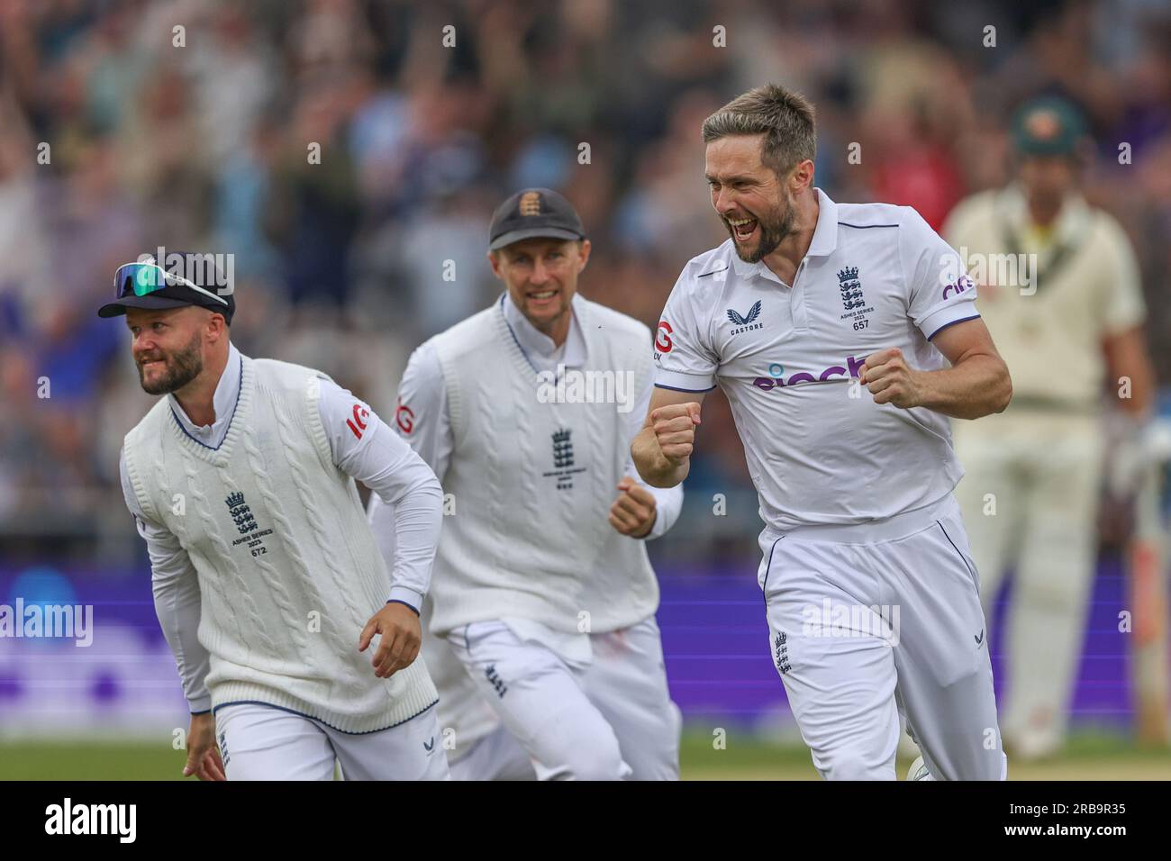 Chris Woakes of England celebra il wicket di Mitchell Marsh of Australia durante la LV= Insurance Ashes Third test Series Day 3 Inghilterra contro Australia presso Headingley Stadium, Leeds, Regno Unito, 8 luglio 2023 (foto di Mark Cosgrove/News Images) Foto Stock