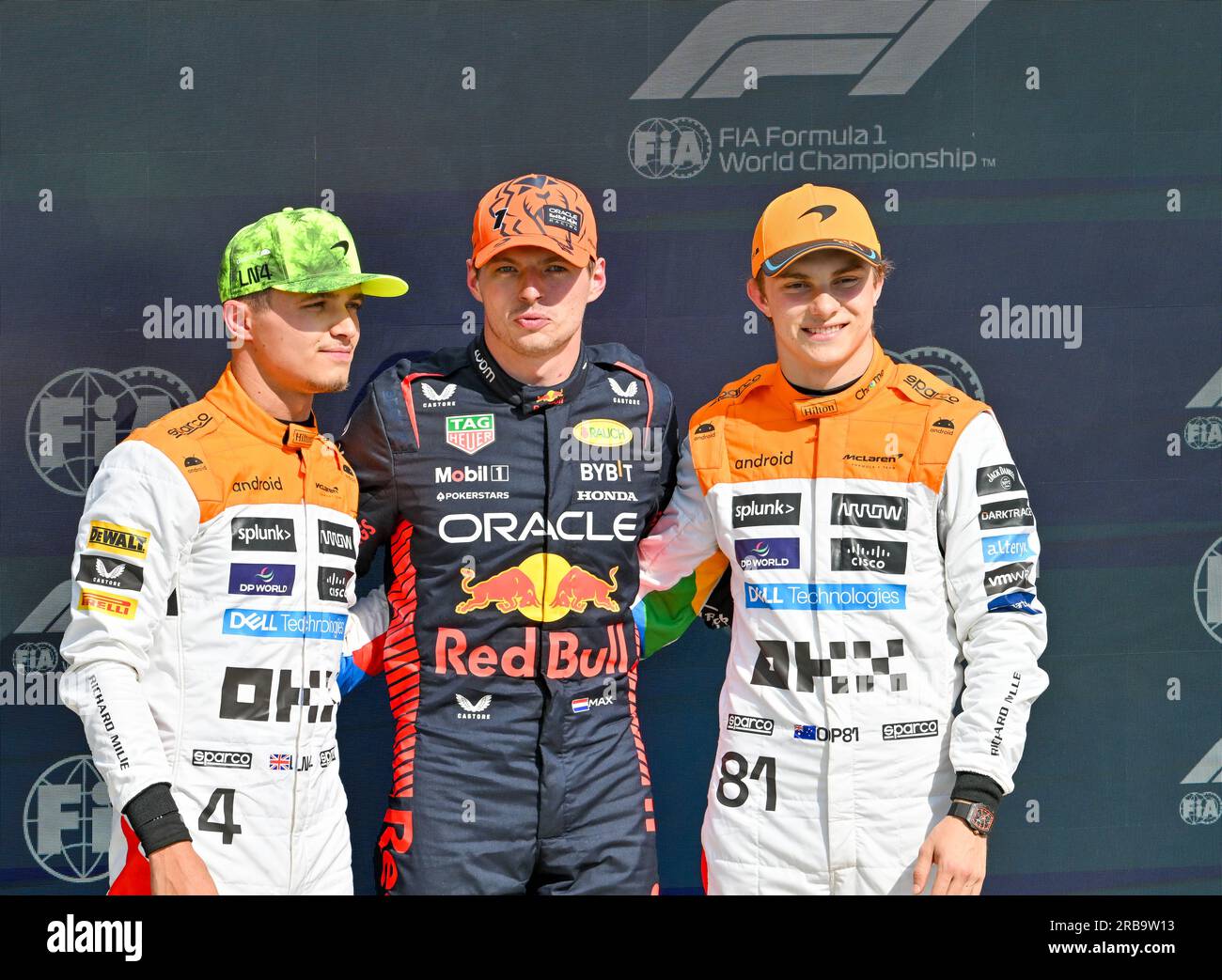 Towcester, Regno Unito. 8 luglio 2023. Silverstone, Towcester, Northamptonshire, Regno Unito, l'8 luglio 2023. Max Verstappen, Red Bull Racing, conquista la pole position per la gara principale arrivando primo nel round di qualificazione con Lando Norris, McLaren, secondo e Oscar Piastri, McLaren, terzo durante le sessioni di qualificazione durante il Gran Premio di Formula 1 Aramco British a Silverstone, Towcester, Northamptonshire, Regno Unito l'8 luglio 2023. Crediti: Francis Knight/Alamy Live News Foto Stock