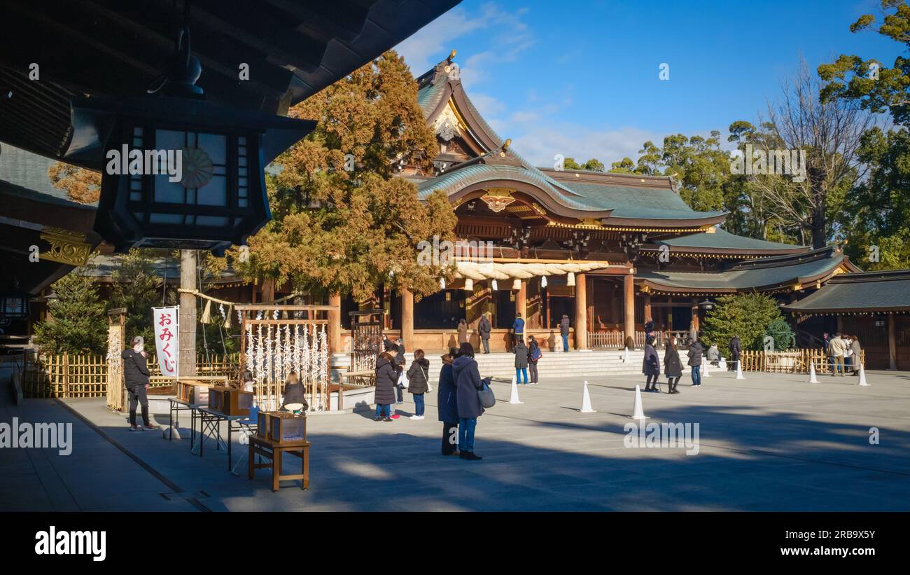 In questo scatto, ho cercato di catturare la bella architettura del santuario da sotto le grane di un muro coperto che circonda il cortile di Samukawa Foto Stock