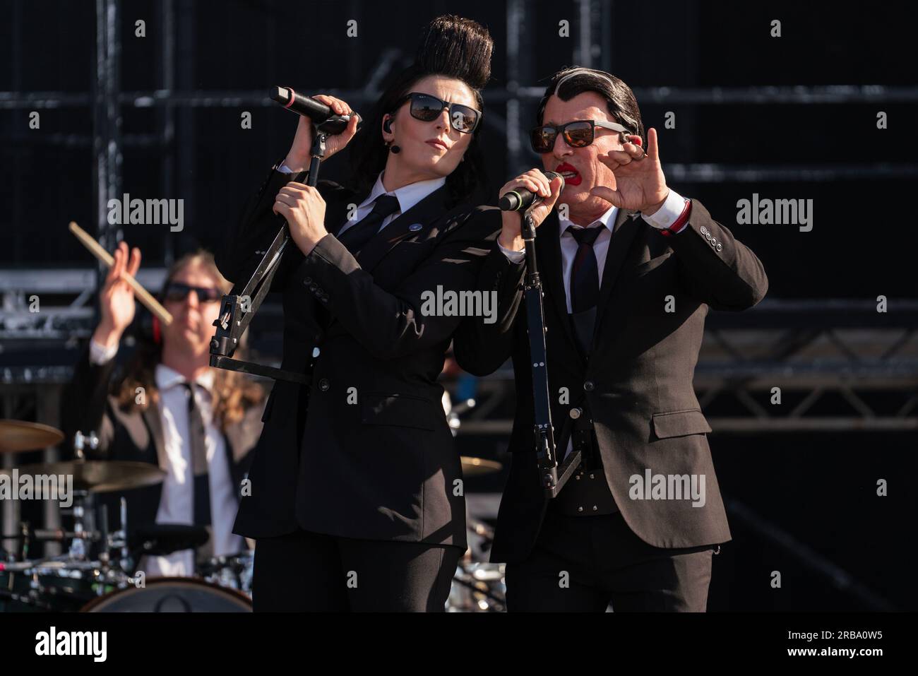 I Puscifer, gruppo rock americano formato a Los Angeles da Maynard James  Keenan (R) e carina Round (L), si esibiscono durante il secondo giorno del  festival Mad Cool 2023 a Villaverde Foto