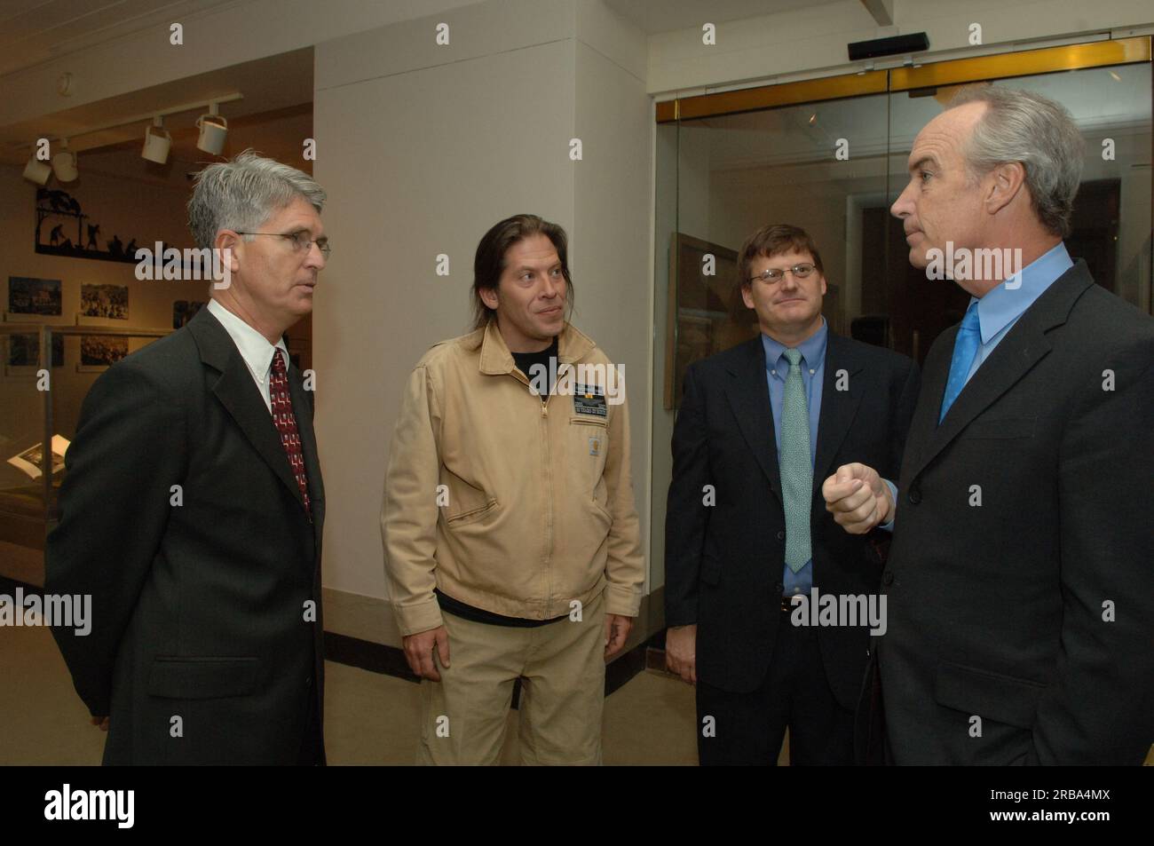 Il Segretario Dirk Kempthorne presenta in anteprima la nuova mostra del Museo degli interni, 'The Vietnam Veterans Memorial: America Responds', che commemora il 25° anniversario della dedica del Memorial attraverso fotografie, disegni e modelli che illustrano la creazione del Memoriale, nonché oggetti personali lasciati al muro dal grande pubblico Foto Stock