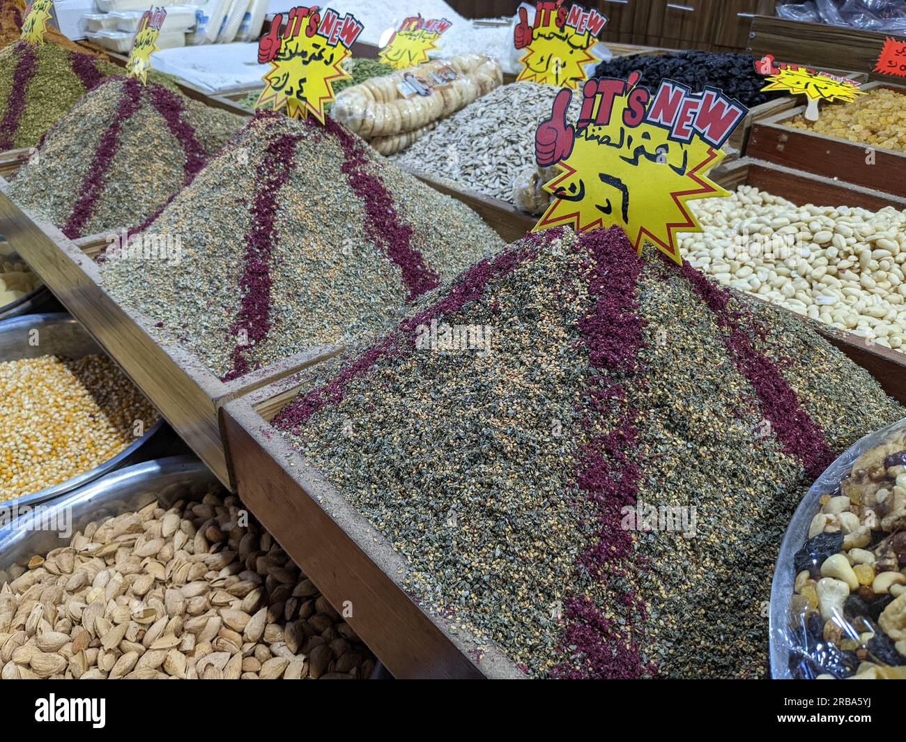 Amman, Giordania, diversi tipi di negozi di alimentari presso il bazar locale (souk) di Amman, tradizionale mercato locale con cibo e spezie in ciotole e borse Foto Stock