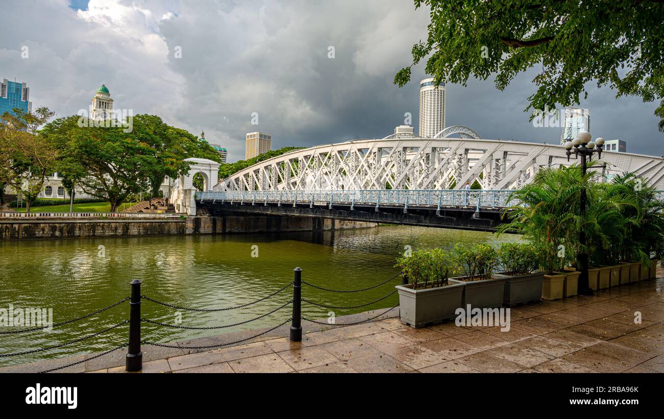 L'iconico ponte di ferro Cavenagh di Singapore. Preso in un giorno di pioggia senza nessuno Foto Stock
