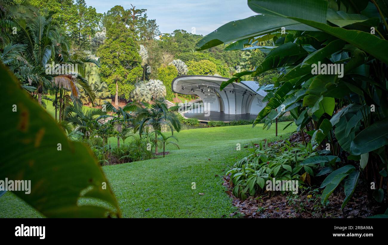 Palco all'aperto del giardino botanico di Singapore. Preso in una mattinata di sole senza nessuno. Foto Stock