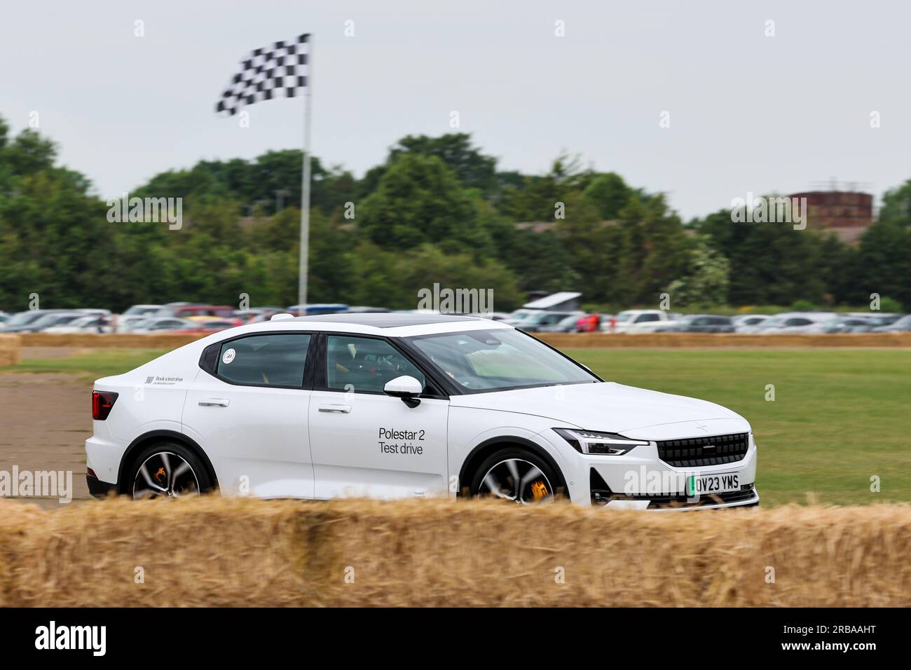 Polestar 2, ha guidato lungo la pista al Bicester Flywheel Festival 2023 Foto Stock