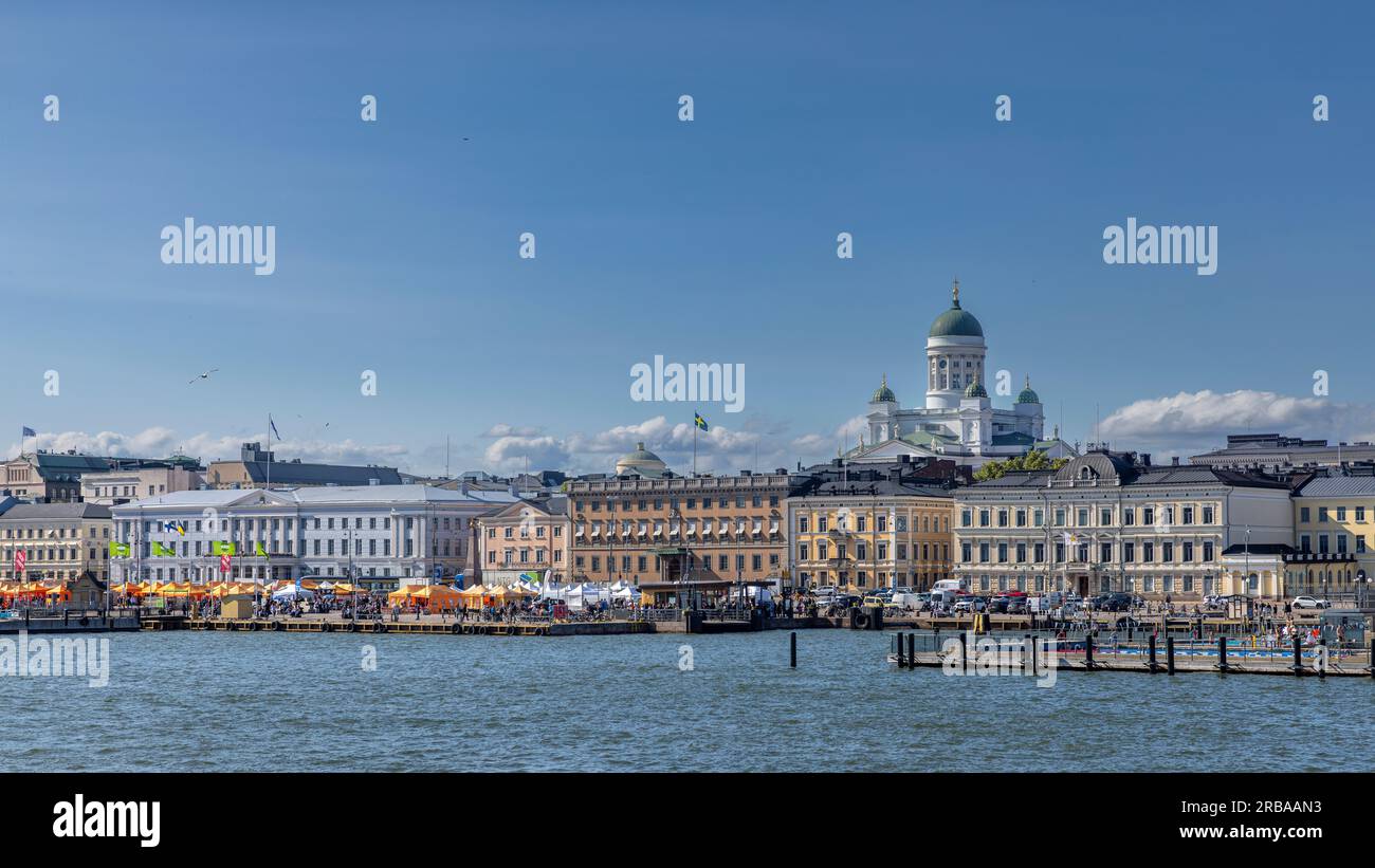 Centro di Helsinki vicino al Mar Baltico in una luminosa giornata estiva Foto Stock