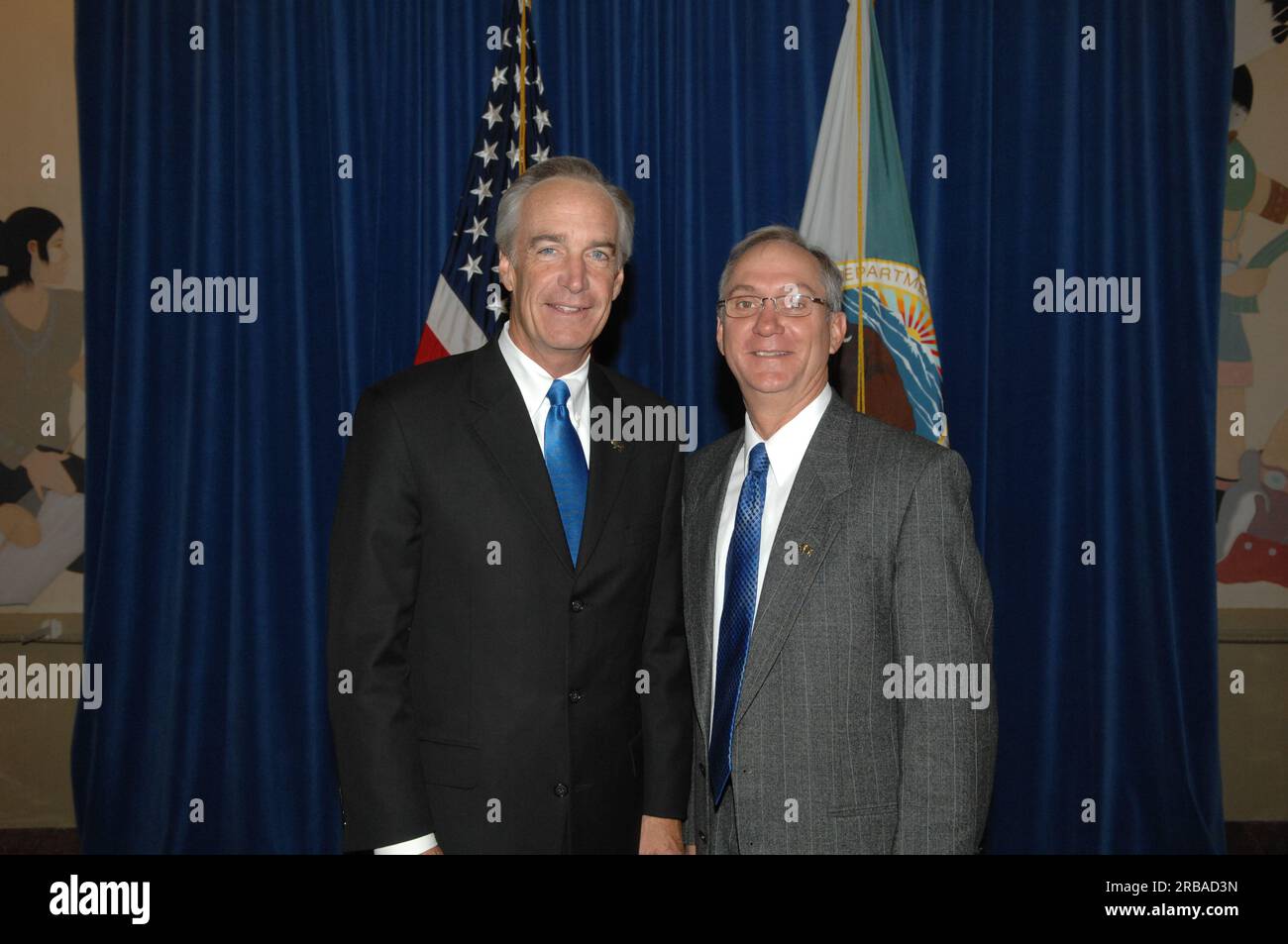 Conferenza stampa all'interno, con il segretario Dirk Kempthorne e altri alti funzionari a disposizione, annunciando il lancio dell'iniziativa per la conservazione dei bisonti progettata per coordinare gli interessi federali, statali, tribali e agricoli nel rafforzare gli sforzi per aiutare la specie a recuperare e prosperare. L'iniziativa opererà attraverso un gruppo di lavoro interagenzia, che coinvolgerà rappresentanti del Fish and Wildlife Service, National Park Service, Bureau of Land Management, U.S. Geological Survey, e un collegamento tribale del Bureau of Indian Affairs, così come rappresentanti degli stati con bison populatio Foto Stock