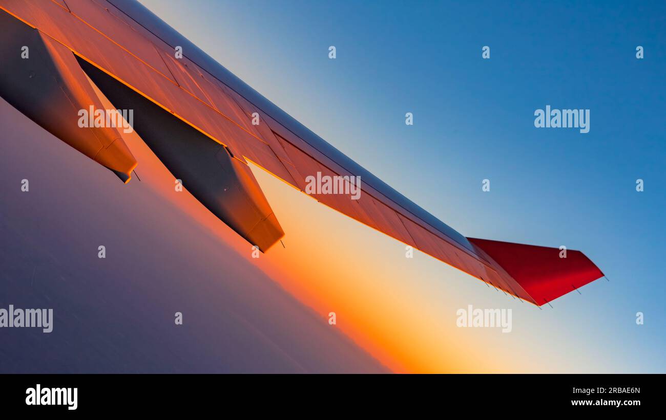 guardando la vista dell'ala degli aerei dalle finestre all'alba Foto Stock