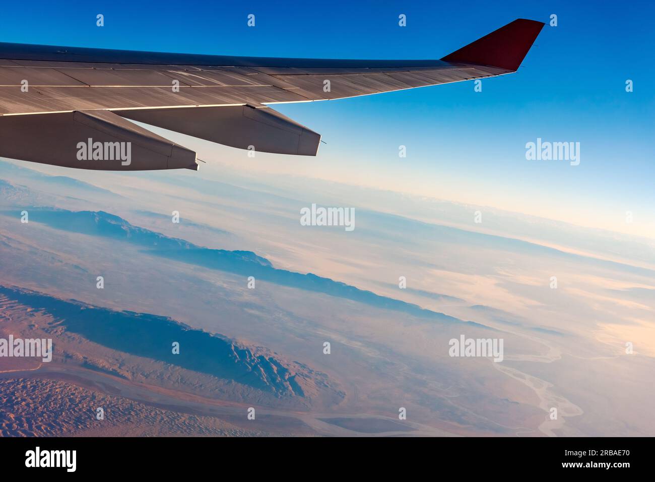 guardando la vista dell'ala degli aerei dalle finestre la mattina presto Foto Stock