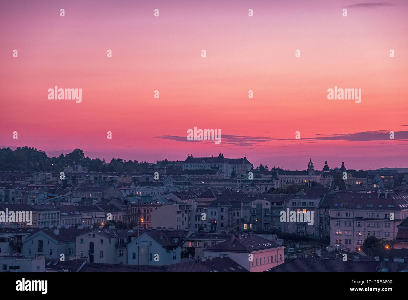 Tramonto sulla città nella Repubblica Ceca. Tramonto a Brno. Brno in Golden Hour Foto Stock