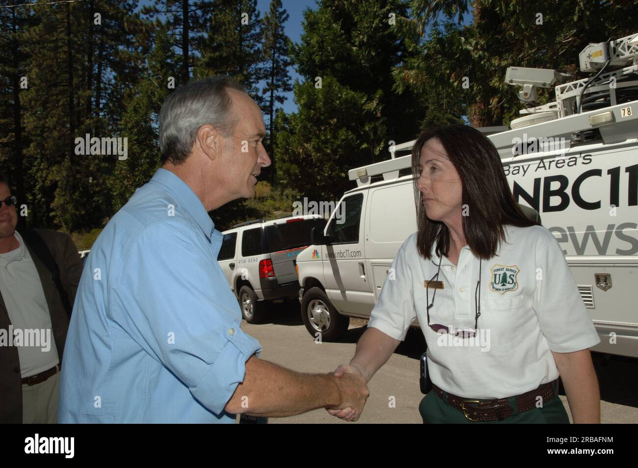 Il segretario Dirk Kempthorne durante il tour del servizio forestale durante la sua visita al Sand Harbor State Park del Nevada sulle rive del lago Tahoe per partecipare all'annuale Lake Tahoe Restoration Summit, dove si è Unito ai senatori del Nevada Harry Reid e John Ensign, alla senatrice della California Dianne Feinstein, e altri leader federali, statali, locali, tribali nel forum ambientale Foto Stock