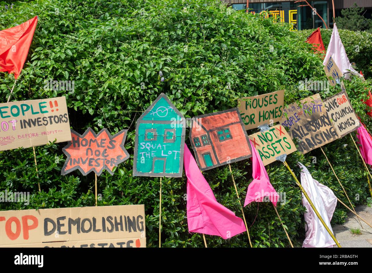 I residenti protestano per la mancanza di alloggi sociali concordati dagli sviluppatori di notting Hill Genesis che non hanno realizzato il risviluppo Foto Stock