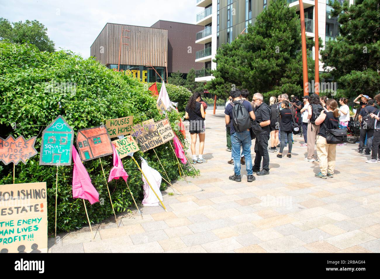 I residenti protestano per la mancanza di alloggi sociali concordati dagli sviluppatori di notting Hill Genesis che non hanno realizzato il risviluppo Foto Stock