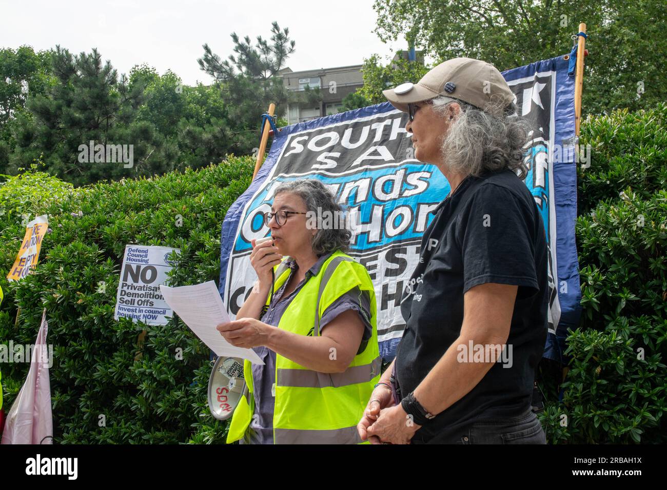I residenti protestano per la mancanza di alloggi sociali concordati dagli sviluppatori di notting Hill Genesis che non hanno realizzato il risviluppo Foto Stock
