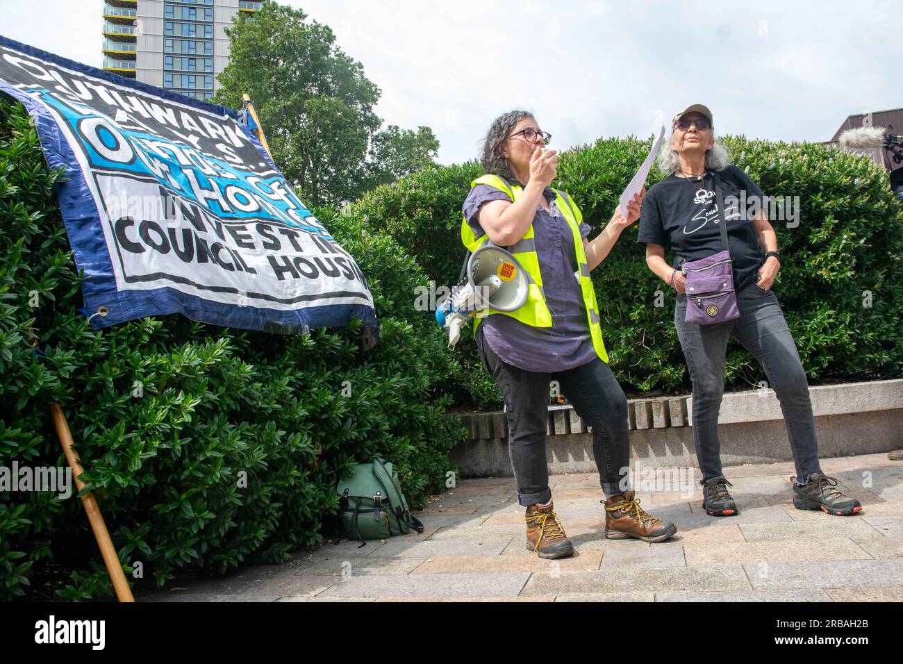 I residenti protestano per la mancanza di alloggi sociali concordati dagli sviluppatori di notting Hill Genesis che non hanno realizzato il risviluppo Foto Stock