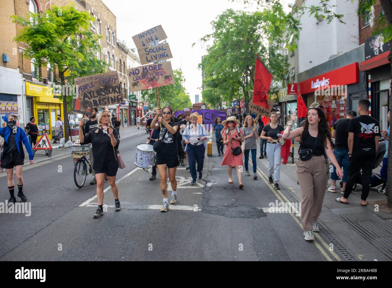 I residenti protestano per la mancanza di alloggi sociali concordati dagli sviluppatori di notting Hill Genesis che non hanno realizzato il risviluppo Foto Stock