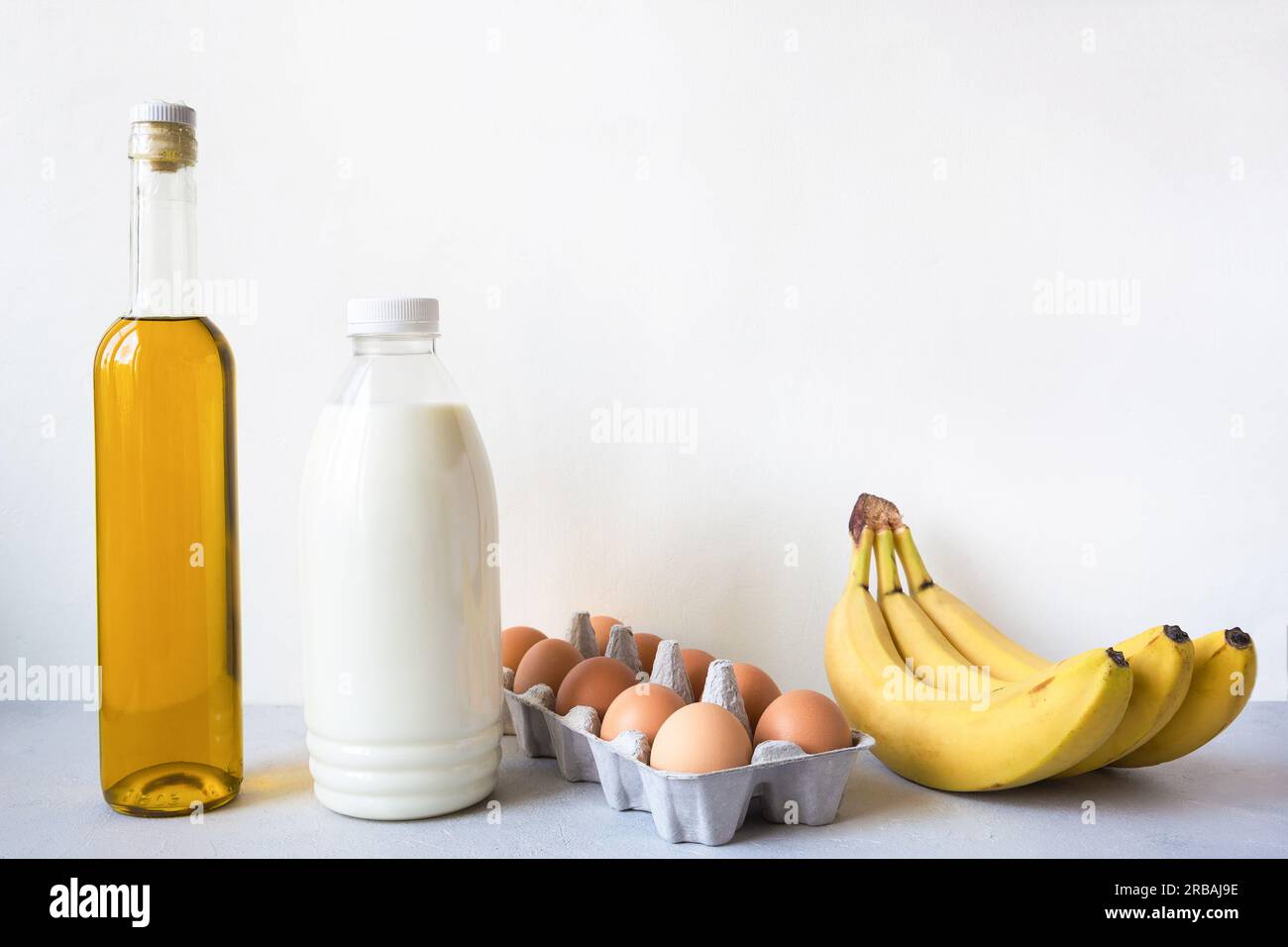 Assortimento di prodotti freschi latte, uova, olio d'oliva, banane. Acquisto online da un negozio. Ordinazione di prodotti da Internet. Consegna di cibo. Primo piano, copia spp Foto Stock