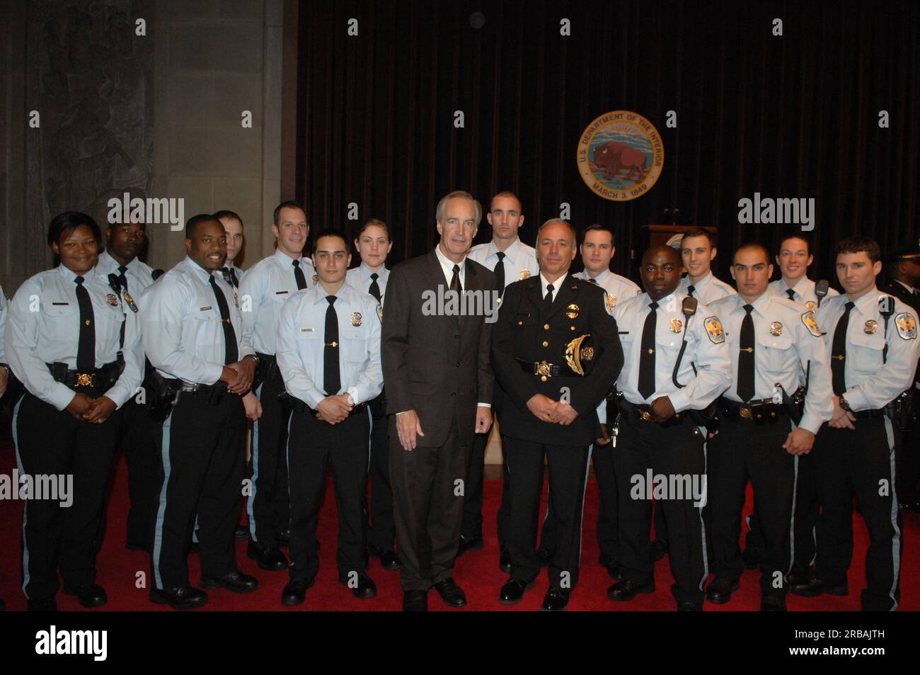 Evento, tra cui la cerimonia di posa della corona, onorare il personale delle forze dell'ordine degli interni ucciso nell'esercizio del proprio dovere, con il segretario Dirk Kempthorne, il vicesegretario aggiunto per le forze dell'ordine e la sicurezza Larry Parkinson e altri funzionari a disposizione per parlare, posare con il personale delle forze dell'ordine dei rispettivi uffici Foto Stock