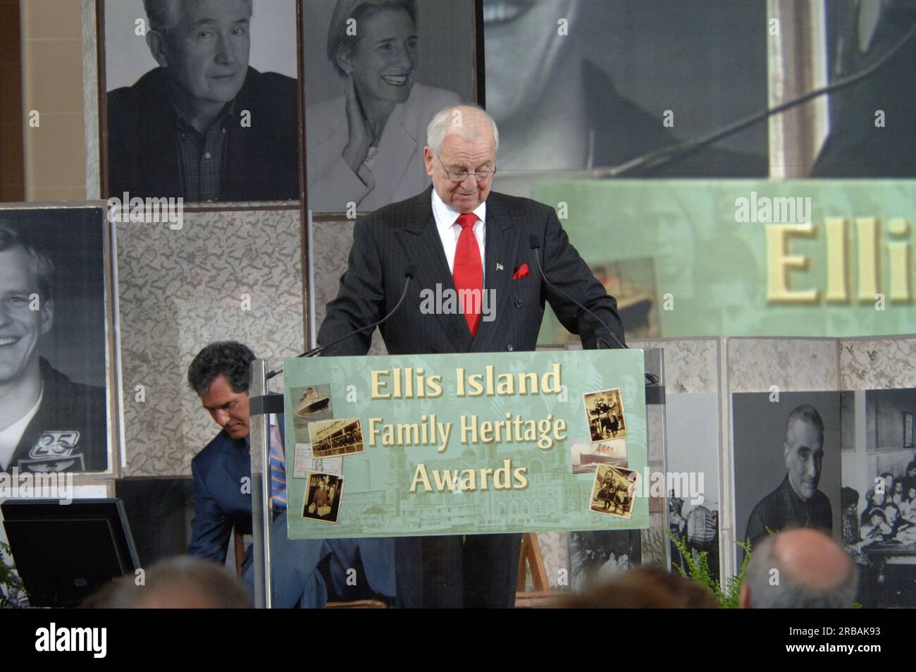 2006 cerimonia di premiazione del patrimonio familiare presso il National Park Service's Ellis Island Immigration Museum di New York City, New York, con il segretario degli interni ad interim P. Lynn Scarlett tra gli oratori ed ex Segretario di Stato Madeleine Albright, autore Frank McCourt, dirigente pubblicitario Shelly Lazarus, E Tommy Lasorda, tra i premiati della Major League baseball Foto Stock