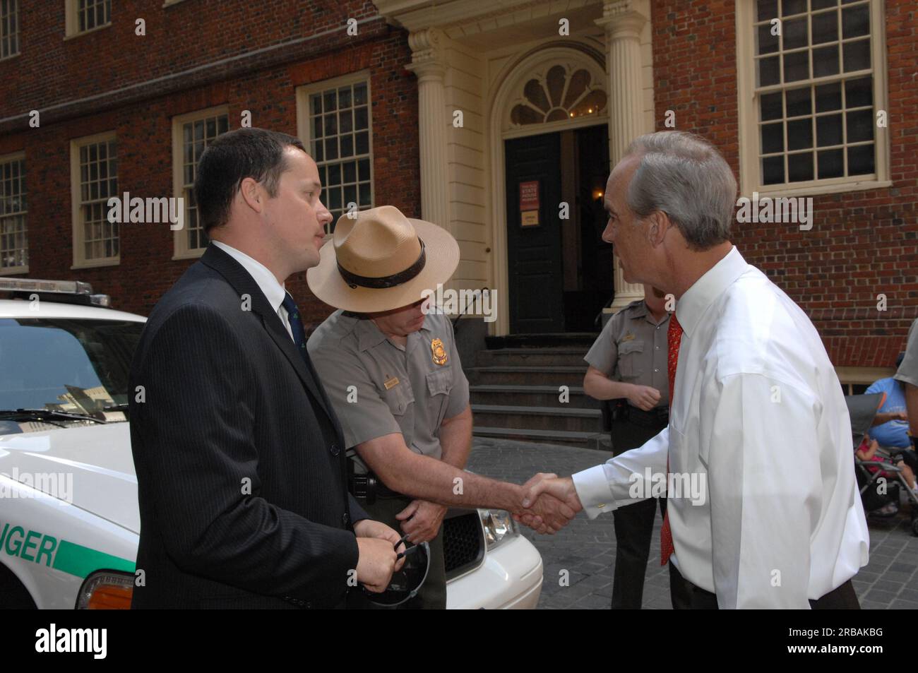 Visita del segretario Dirk Kempthorne alla Old State House di Boston, Massachusetts, dove è entrato a far parte del direttore del National Park Service Mary Bomar, del sovrintendente del Boston National Historical Park Terry Savage, del direttore esecutivo della Bostonian Society Brian LeMay, del capo dei servizi ambientali ed energetici di Boston James Hunt III, E altri funzionari all'evento che segna il completamento della fase iniziale del restauro della Old State House, compreso il restauro della famosa torre dell'edificio. Il lavoro di conservazione rappresenta il primo progetto di costruzione completato del Centennial Init del National Park Service Foto Stock