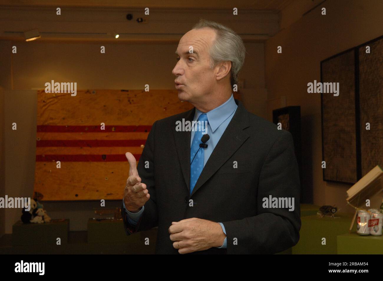 Il Segretario Dirk Kempthorne presenta in anteprima la nuova mostra del Museo degli interni, 'The Vietnam Veterans Memorial: America Responds', che commemora il 25° anniversario della dedica del Memorial attraverso fotografie, disegni e modelli che illustrano la creazione del Memoriale, nonché oggetti personali lasciati al muro dal grande pubblico Foto Stock